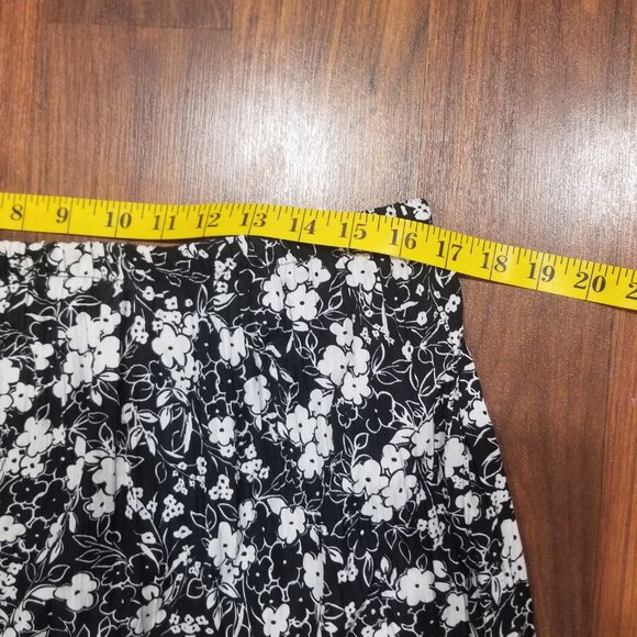 Ladies' Susan Graver Black and White Tiered Crinkle Skirt, Size L, EUC - Picture 8 of 9